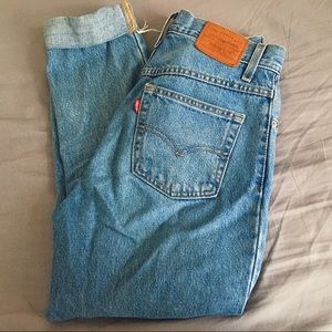 LEVIS MOM JEANS